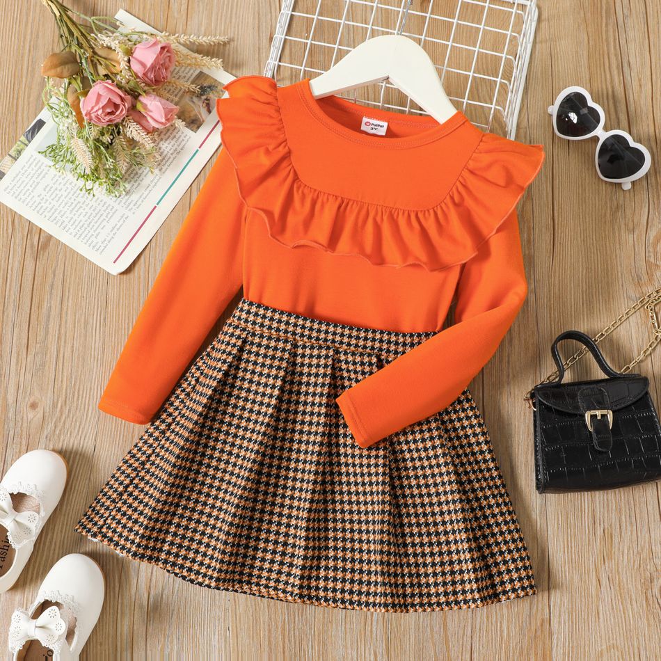 قطعتان من ملابس الفتيات الصغيرات مكشكشة بأكمام طويلة باللون البرتقالي ومجموعة تنورة مطوية بنقشة مربعة البرتقالي big image 1