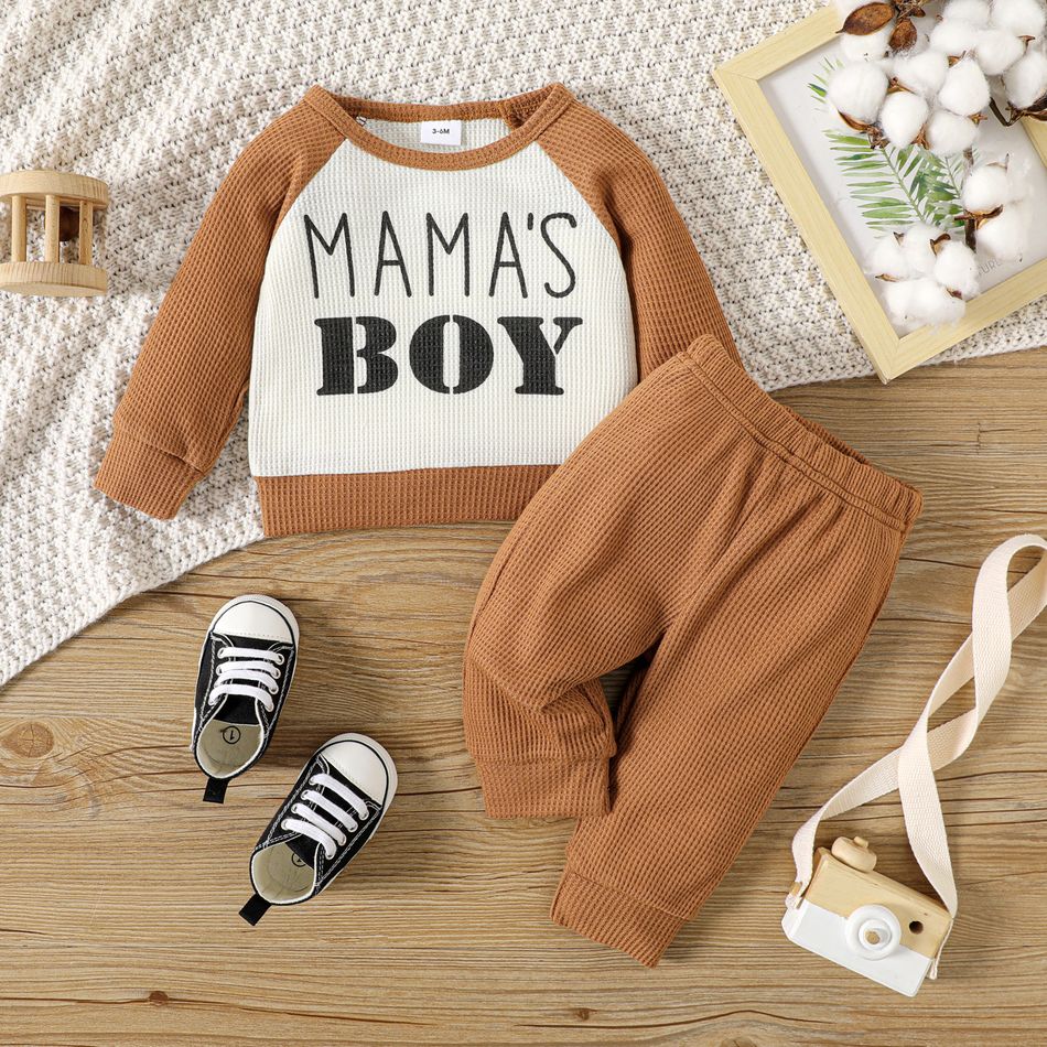 2pcs Baby Boy Letter Print Raglan-sleeve Waffle Sweatshirt and Sweatpants Set Khaki