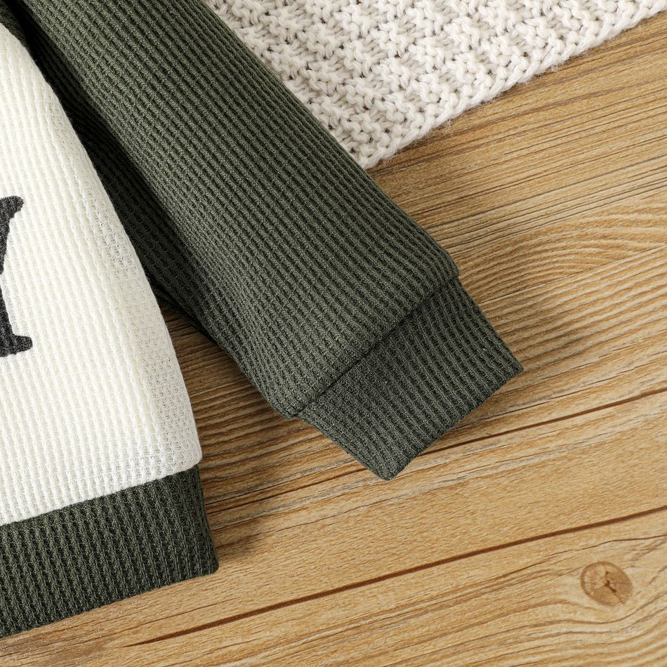 2pcs Baby Boy Letter Print Raglan-sleeve Waffle Sweatshirt and Sweatpants Set Green big image 4
