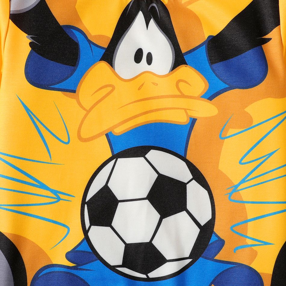 لوني تونز 2 قطعة طفل صبي كرة القدم طباعة طويلة الأكمام المحملة وحرف طباعة مجموعة السراويل الأصفر big image 2