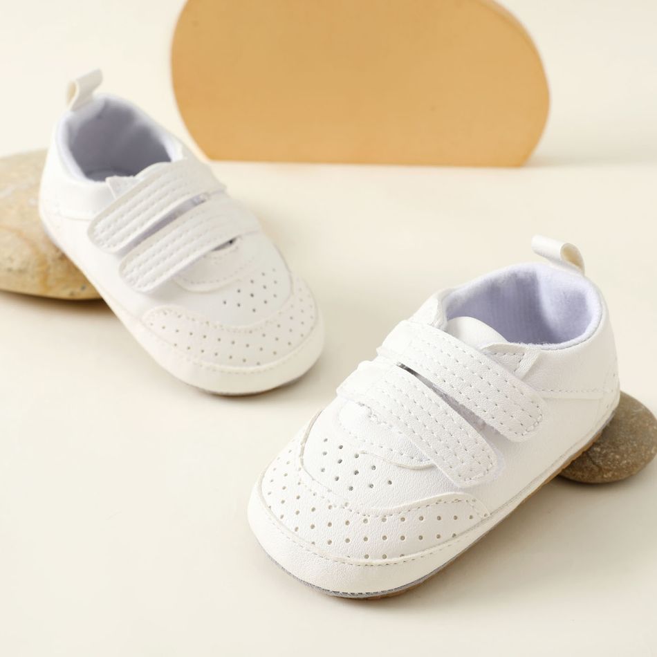 حذاء أبيض للرضع / طفل صغير يسمح بمرور الهواء أبيض