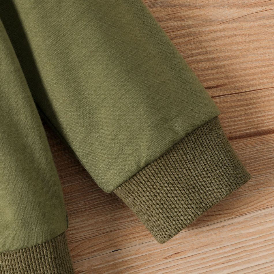 2pcs Baby Boy Letter Print Camouflage Spliced Long-sleeve Sweatshirt and Ripped Sweatpants Set Army green big image 4