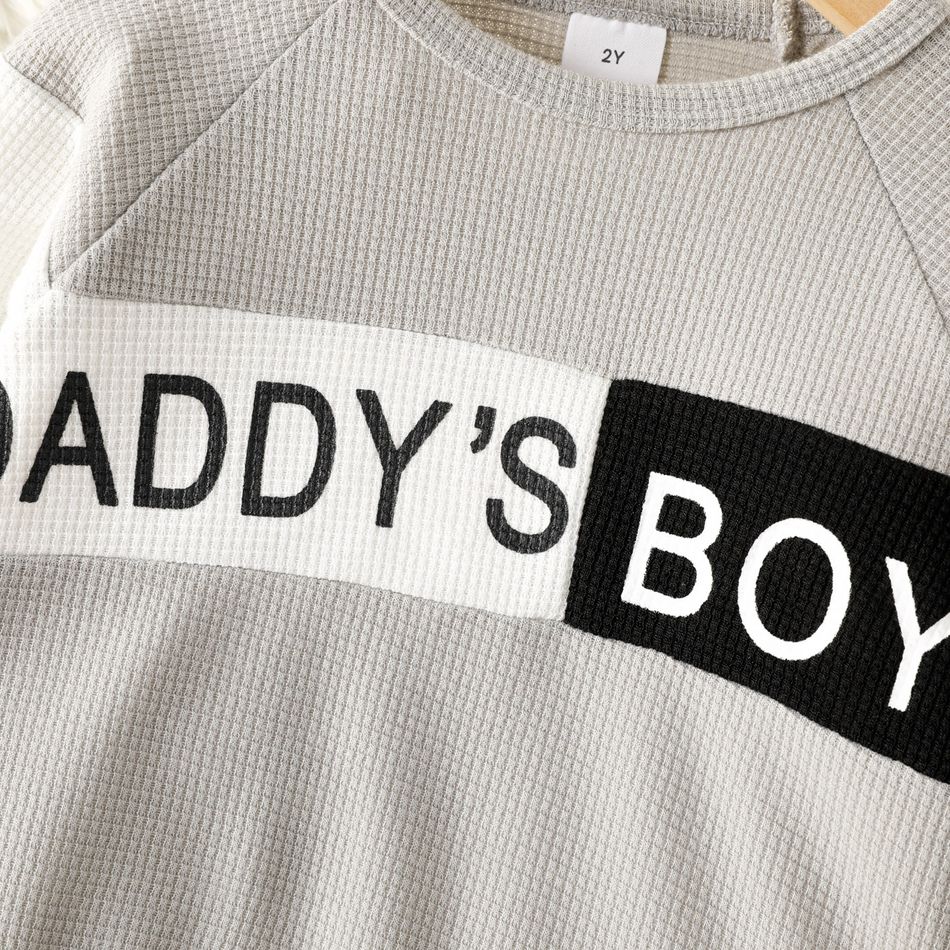 2pcs Toddler Boy Trendy Letter Print Colorblock Waffle Sweatshirt and Pants Set BlackandWhite big image 3