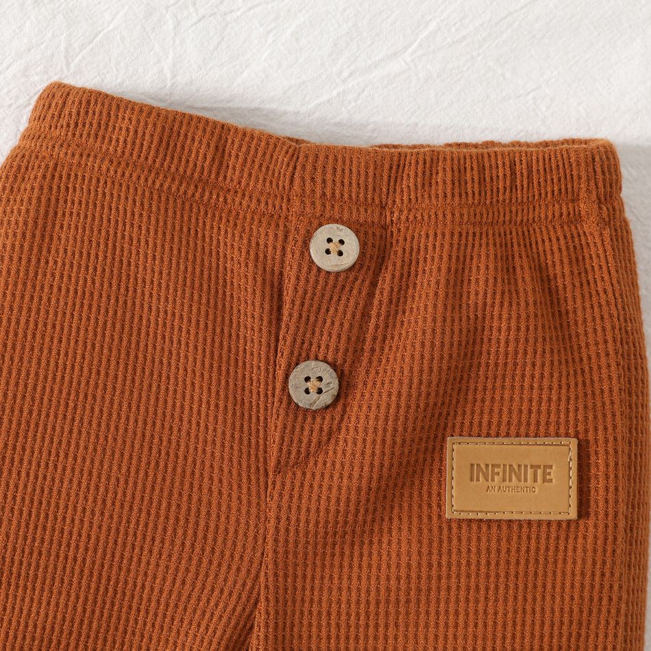 calça waffle sólida com detalhe de patch de letra para bebê menino/menina Castanho big image 4