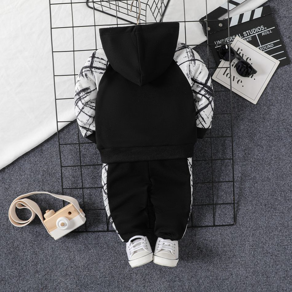 2pcs Baby Boy Letter Print Spliced Long-sleeve Hoodie and Sweatpants Set Black big image 2