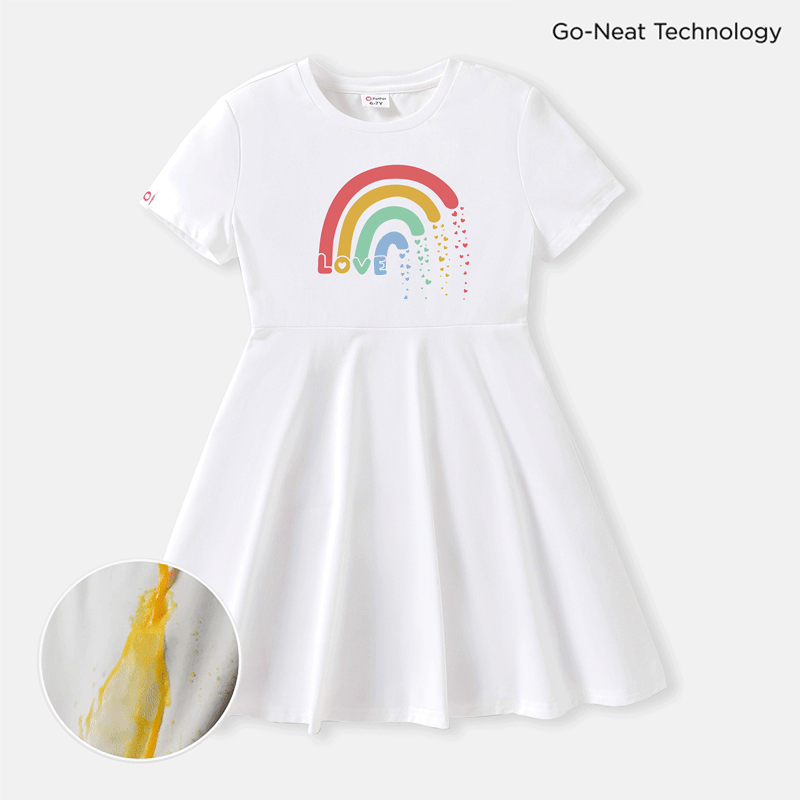 [4–14 Jahre] Go-Neat, wasserabweisendes und schmutzabweisendes, weißes Kurzarmkleid mit Regenbogendruck für Kinder und Mädchen