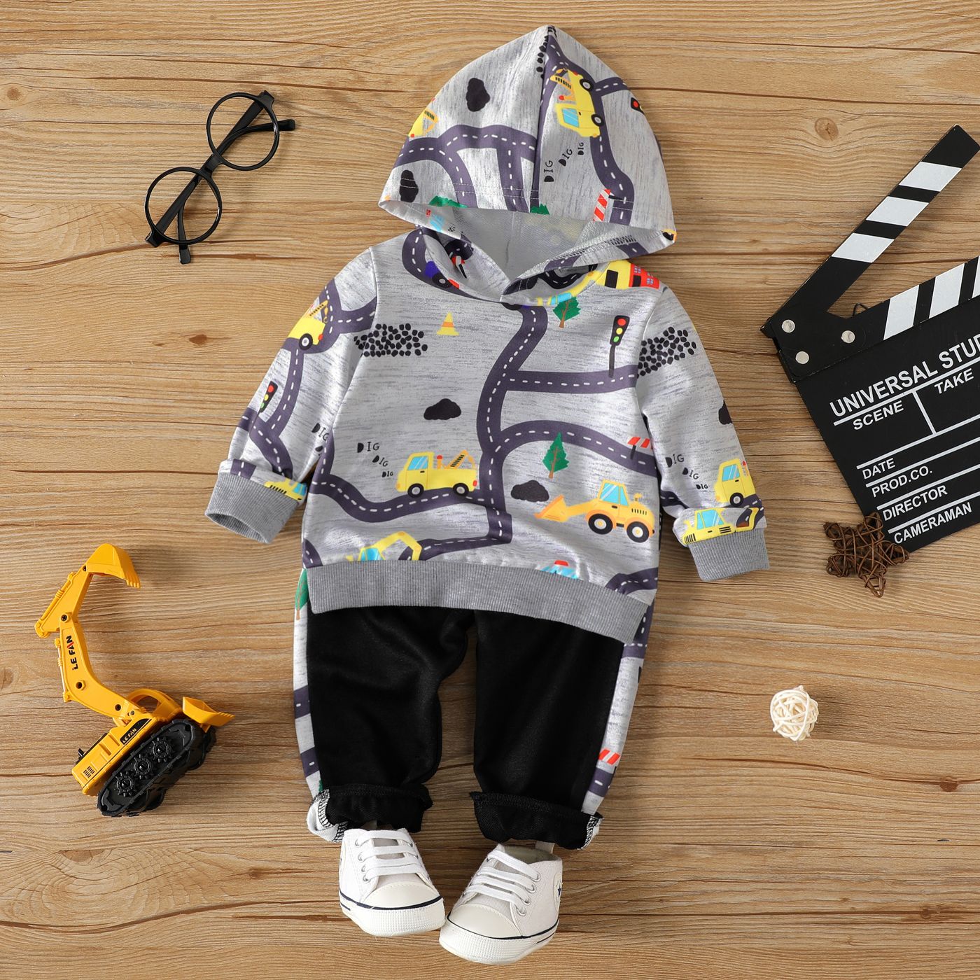 

2pcs Baby Boy Allover Vehicle Print Long-sleeve Hoodie and Sweatpants Set