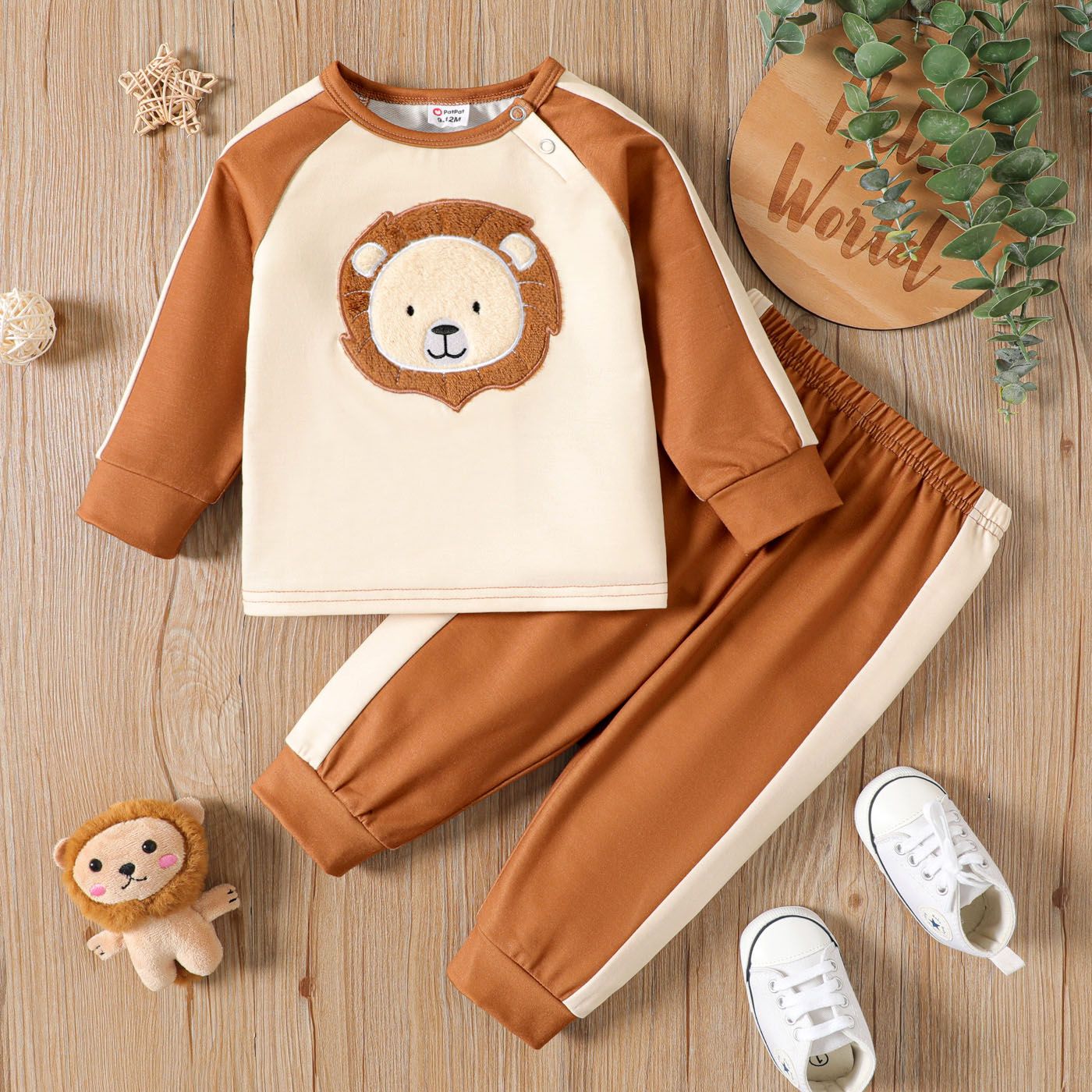 

2pcs Baby Boy/Girl Lion Embroidered Colorblock Raglan-sleeve Sweatshirt and Sweatpants Set
