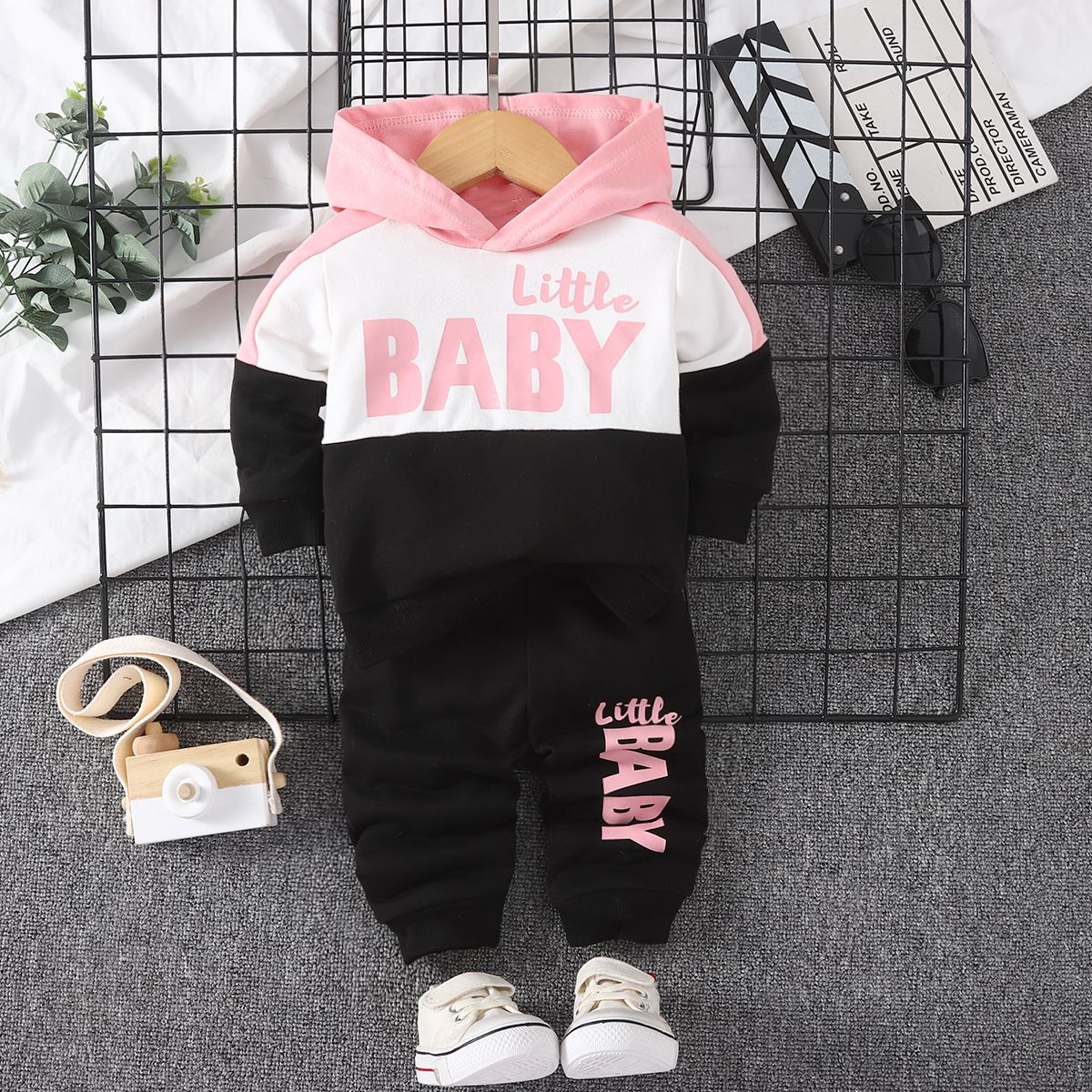 

2pcs Baby Boy/Girl Letter Print Colorblock Long-sleeve Hoodie and Sweatpants Set