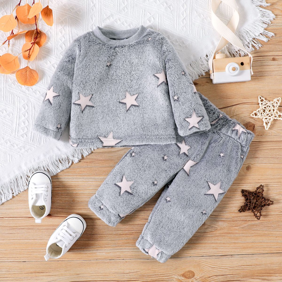 

2pcs Baby Boy/Girl Glow In The Dark Moon & Stars Design Fuzzy Long-sleeve Set