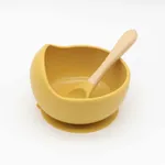 2 قطعة وعاء شفط من السيليكون للأطفال وملعقة بمقبض خشبي لأدوات المائدة للأطفال الصغار مجموعة أواني ذاتية التغذية للتدريب الذاتي الأصفر