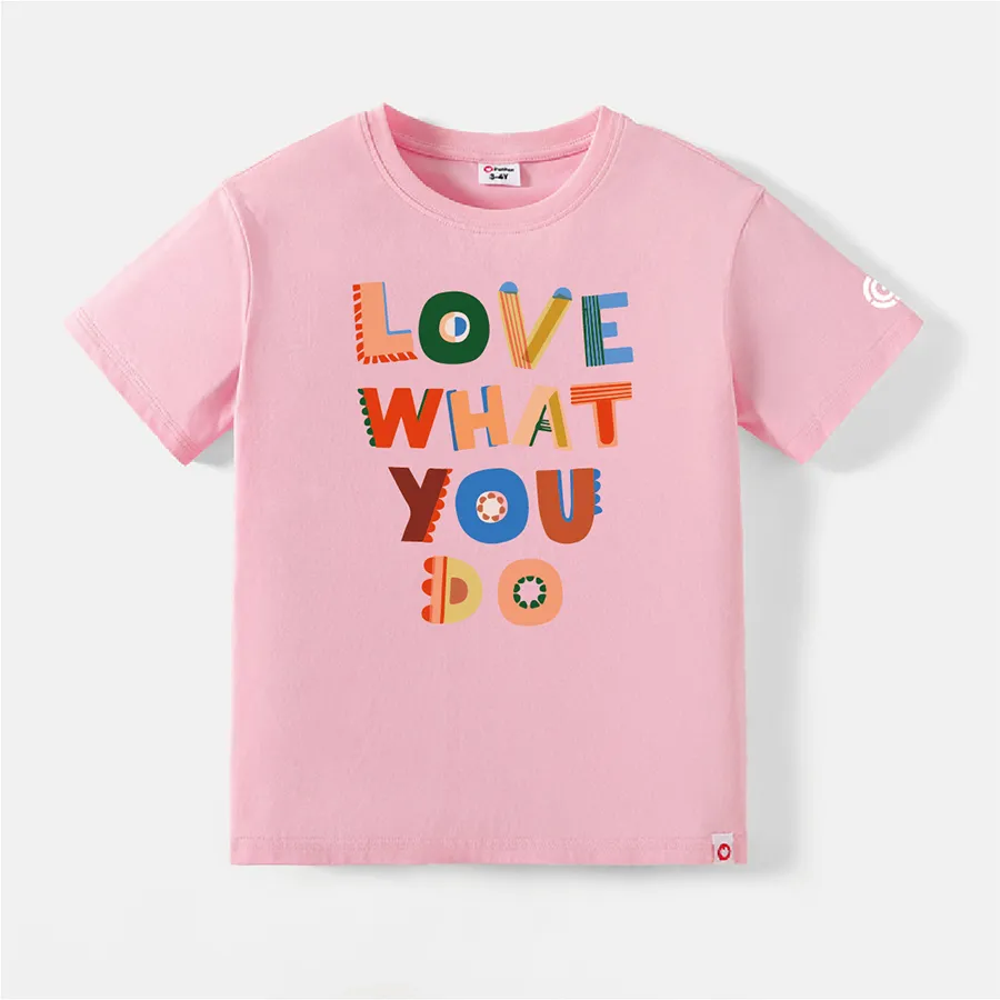 go-neat wasserabweisendes und schmutzabweisendes Geschwister passendes Kurzarm-T-Shirt mit buntem Buchstabendruck Hell rosa big image 1