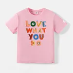 go-neat wasserabweisendes und schmutzabweisendes Geschwister passendes Kurzarm-T-Shirt mit buntem Buchstabendruck Hell rosa