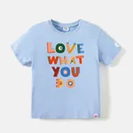 go-neat wasserabweisendes und schmutzabweisendes Geschwister passendes Kurzarm-T-Shirt mit buntem Buchstabendruck hellblau