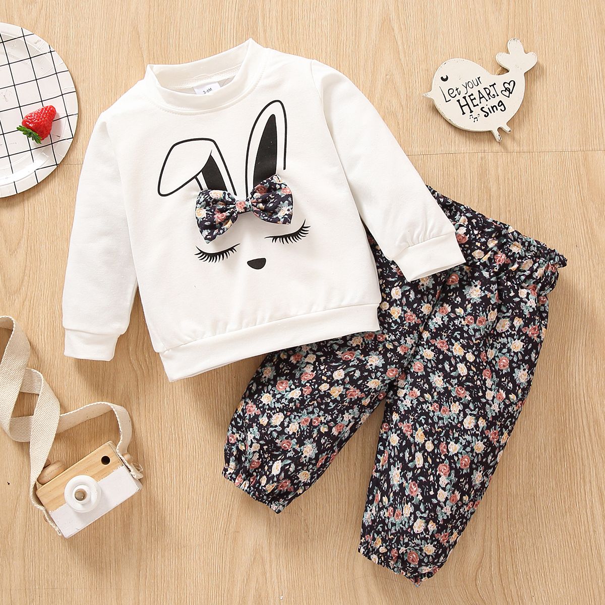 

2pcs Baby Girl Rabbit Graphic Long-sleeve Cotton Sweatshirt and Floral Print Pants Set