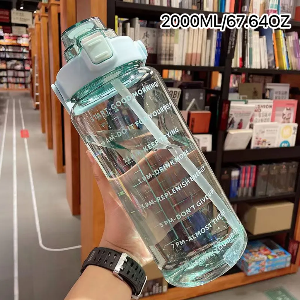 زجاجة ماء رياضية تحفيزية 2000 مللي مع علامة زمنية كوب ماء من القش سعة كبيرة للياقة البدنية وعشاق الهواء الطلق أخضر big image 1