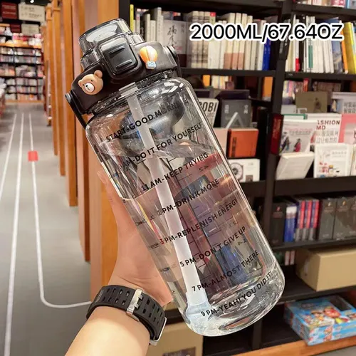 زجاجة ماء رياضية تحفيزية 2000 مللي مع علامة زمنية كوب ماء من القش سعة كبيرة للياقة البدنية وعشاق الهواء الطلق