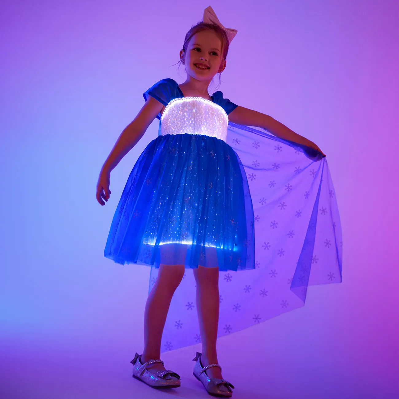 Go-Glow Light Up vestido de fiesta azul con brillo de copo de nieve de lentejuelas y capa extraíble incluyendo controlador (batería incorporada) Azul Oscuro / Blanco big image 1