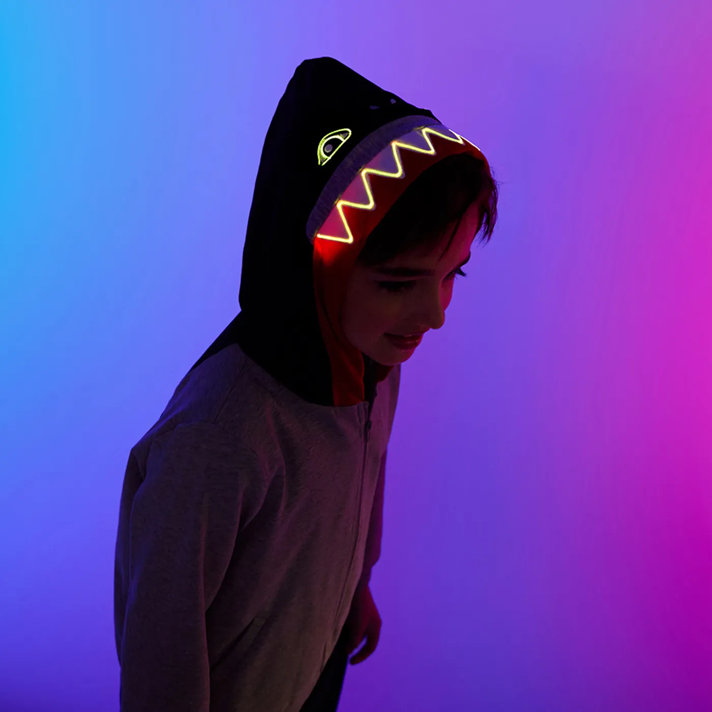 Go-Glow Illuminating Sweatshirt Hoodie Avec Light Up Shark Y Compris Le Contrôleur (batterie Intégrée)