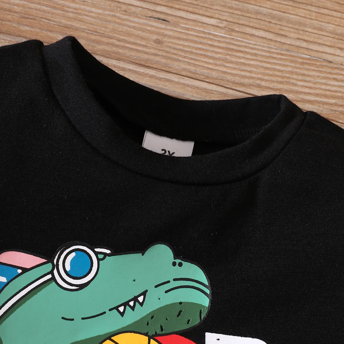 2pcs Toddler Boy Dinosaur Print Short-sleeve Tee and Solid Shorts Set   image 3