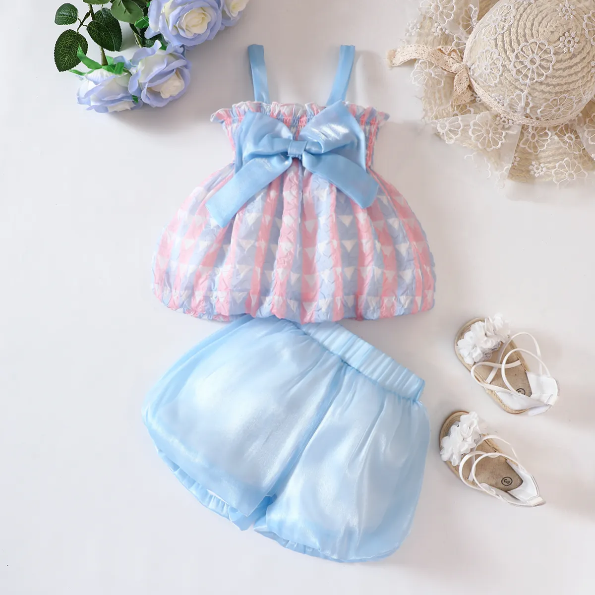 2pcs Toddler Girl Bow Front Smocked Textured Cami Top and Shorts Set   big image 1