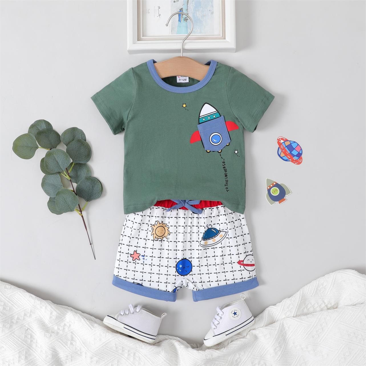 

2pcs Baby Boy 95% Cotton Space Print Pocket Patched Tee and Colorblock Shorts Set