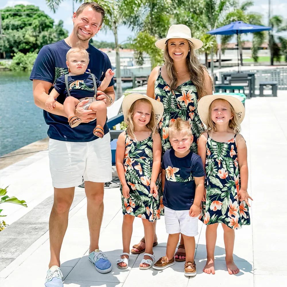 Family Matching All Over Floral Print V Neck Spaghetti Strap Midi Dresses and Splicing Short-sleeve T-shirts Sets  big image 2