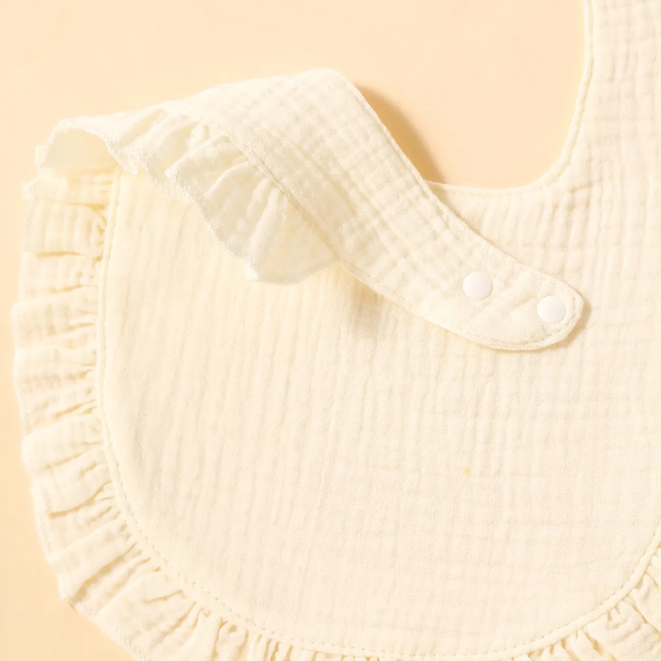 100 % Baumwolle reine Farbe Rüschenbesatz texturiertes Babylätzchen Druckknopfgaze waschbar Sabber Zahnen Speichelhandtuch Lätzchen Beige big image 1