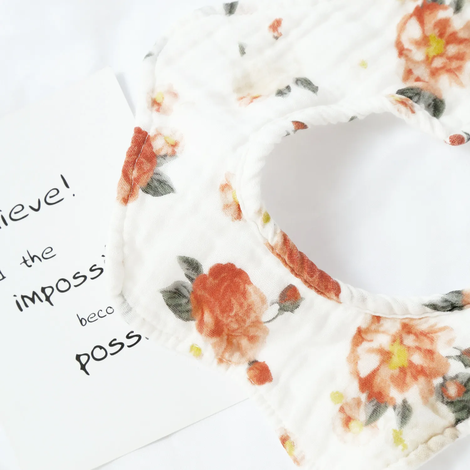 Babete de bebê de musselina 100% algodão padrão floral em forma de pétala 360° rotação bandana babador babador  image 2