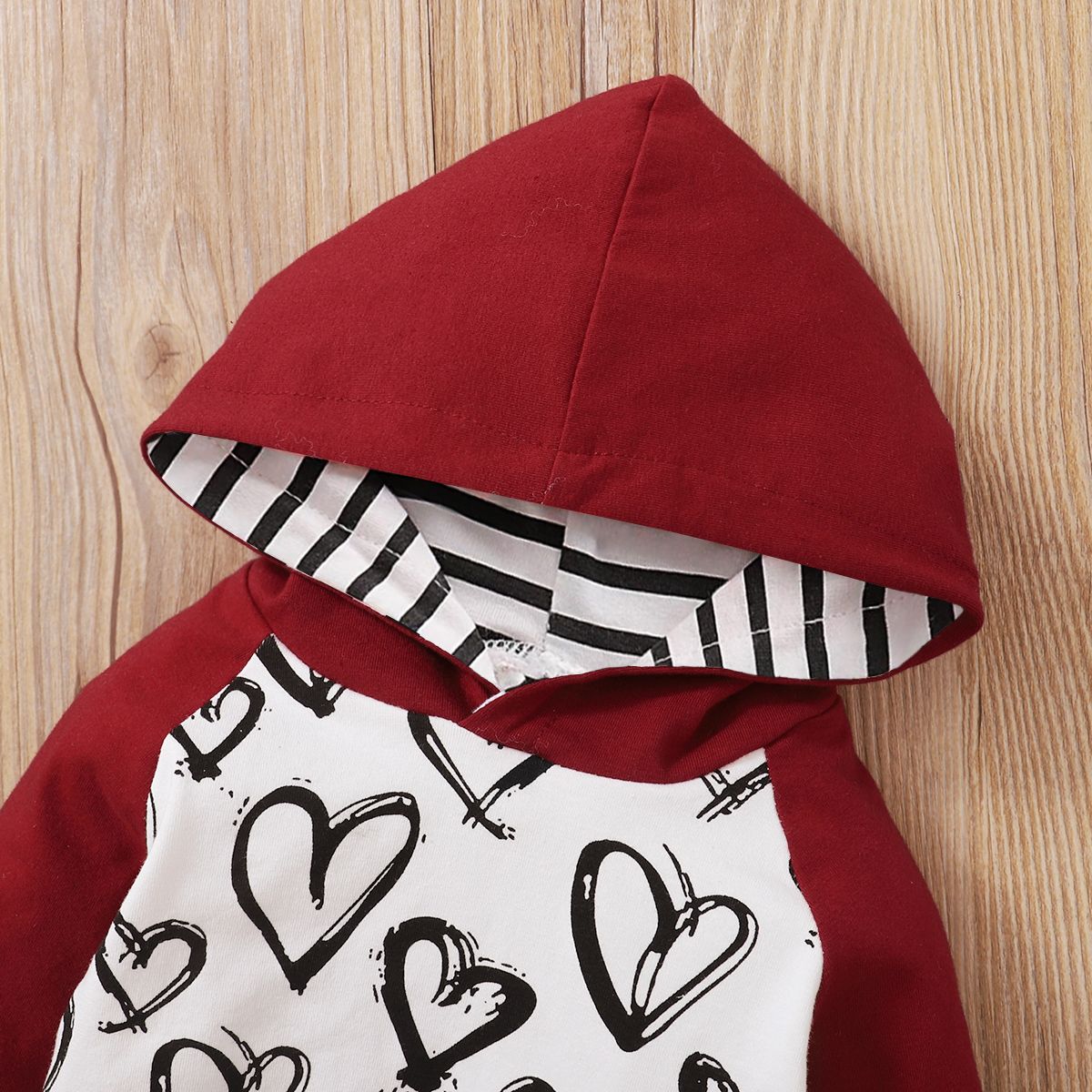 

2pcs Heart and Striped Print Hooded Long-sleeve Pink Baby Set