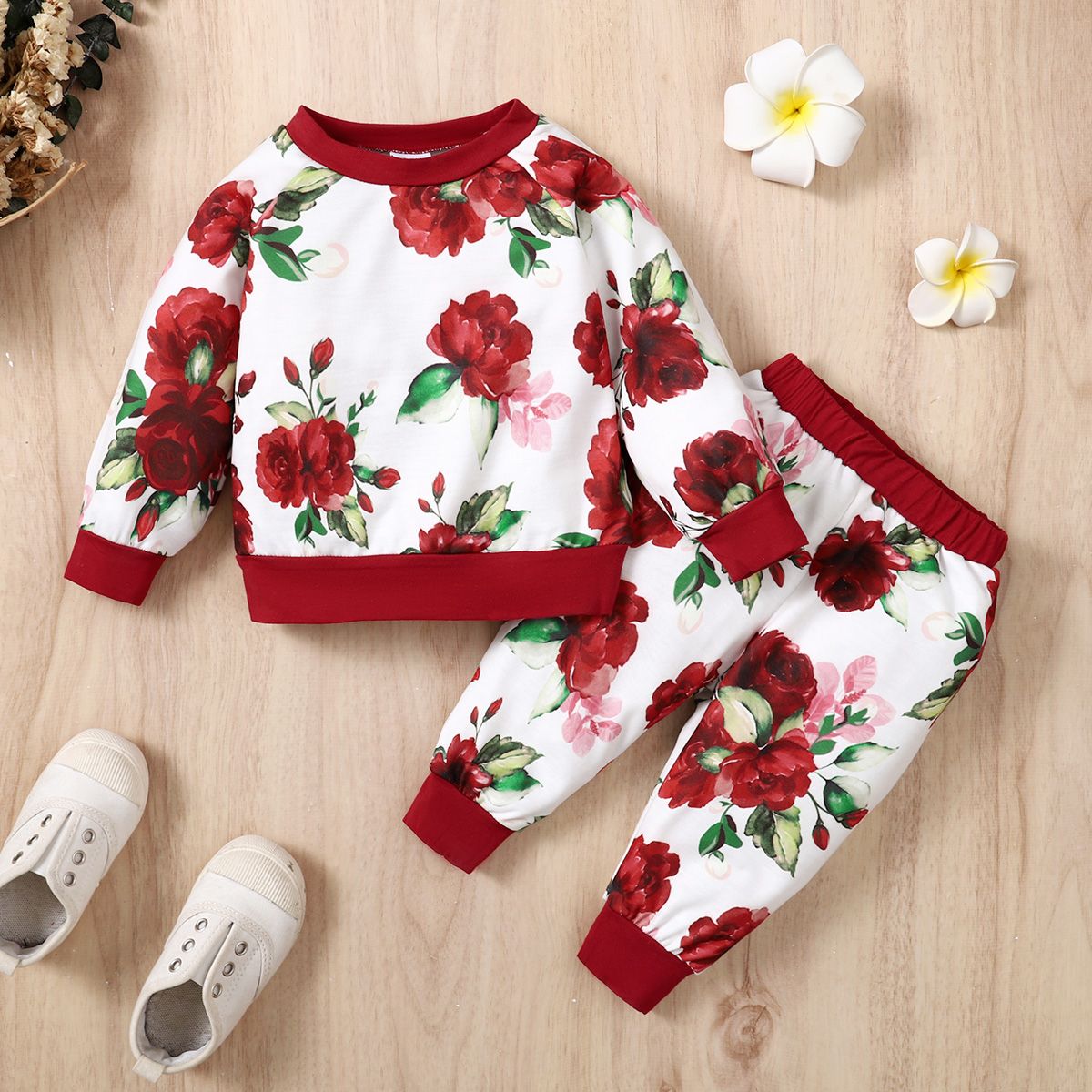 

2pcs Baby Girl Allover Floral Print Long-sleeve Pullover Sweatshirt and Sweatpants Set