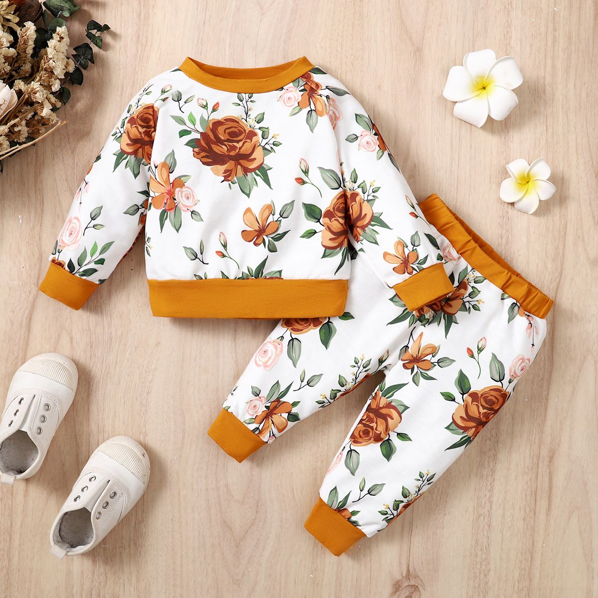 

2pcs Baby Girl Allover Floral Print Long-sleeve Pullover Sweatshirt and Sweatpants Set