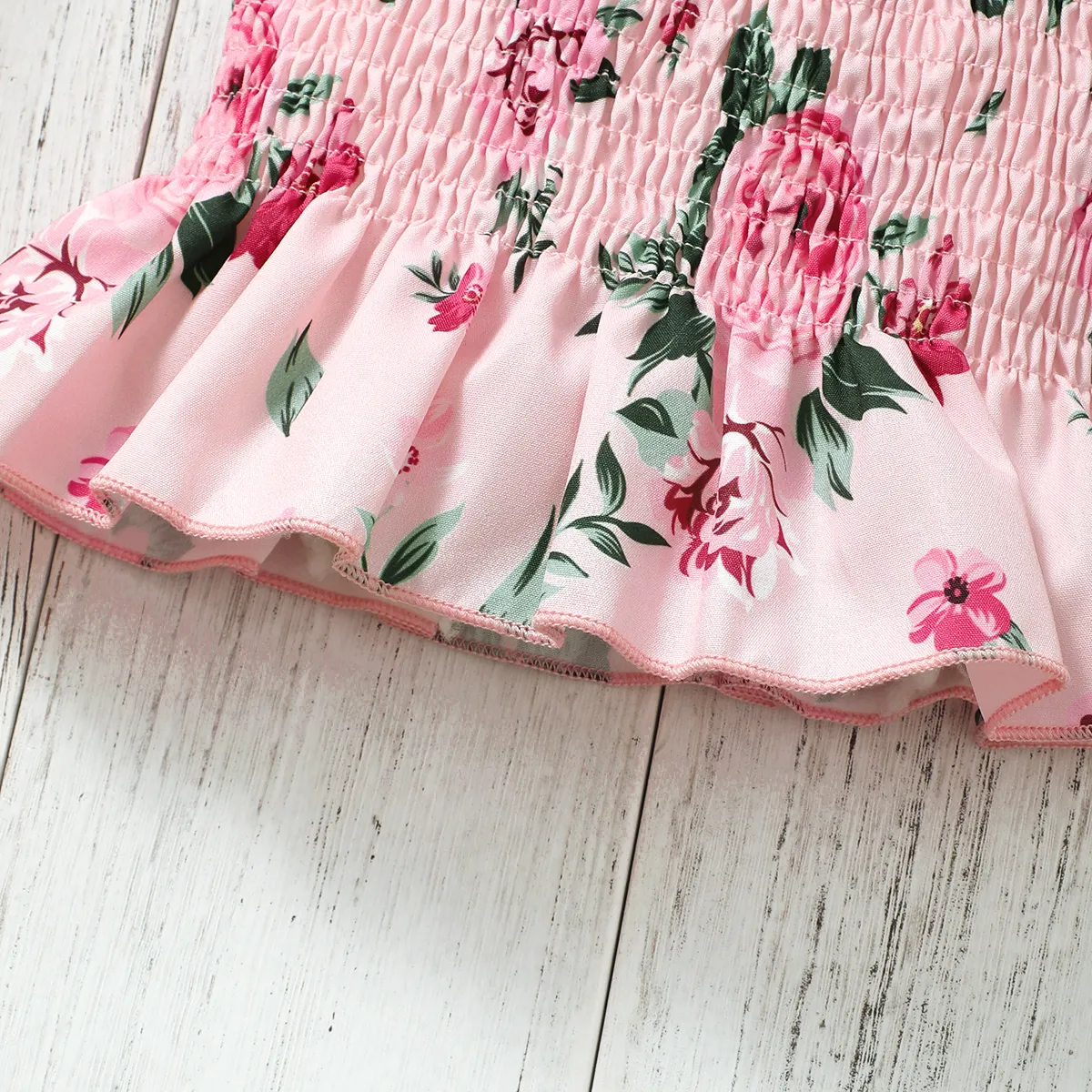 2pcs Baby Girl Allover Floral Print Shirred Cami Top and Bow Front Shorts Set  image 5
