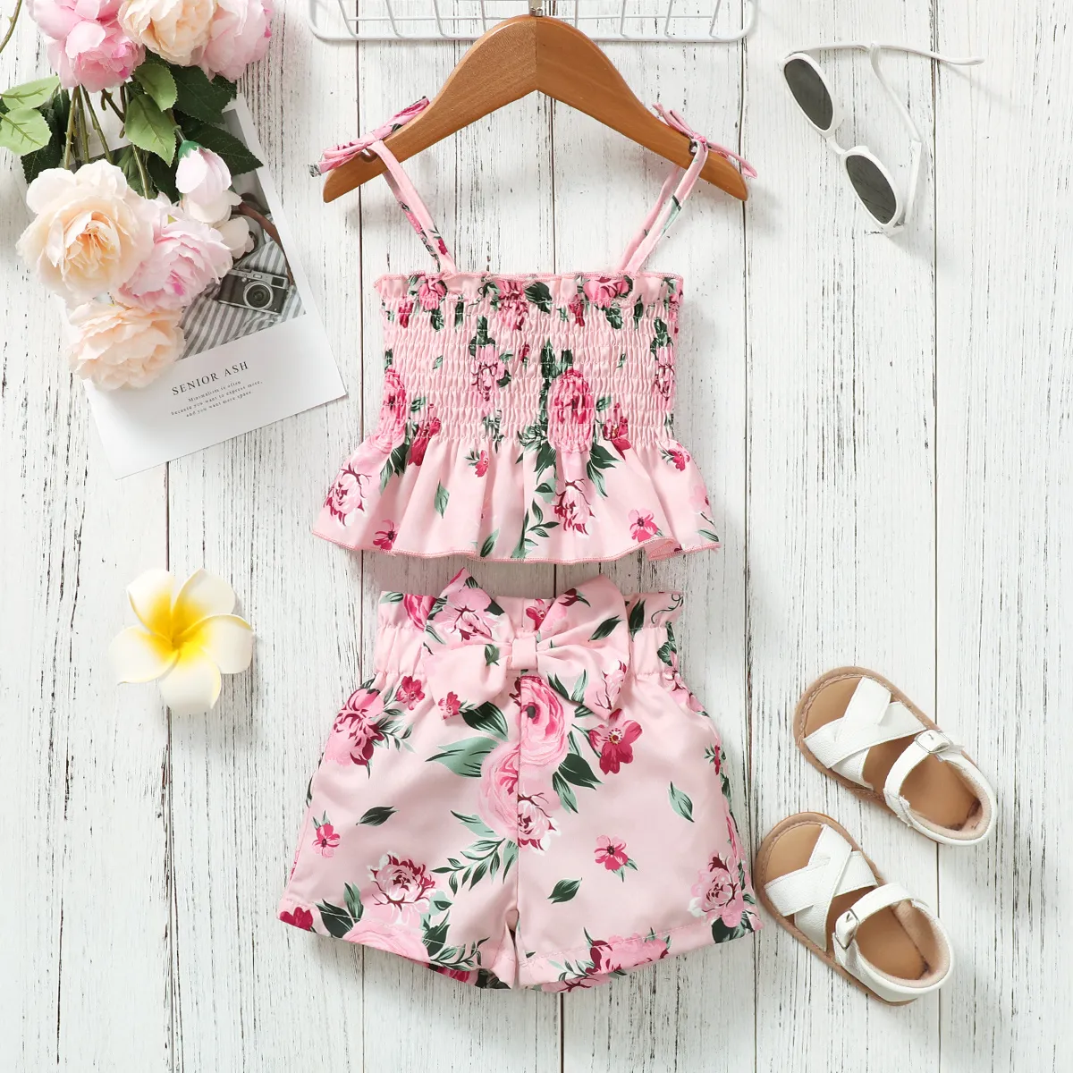 2pcs Baby Girl Allover Floral Print Shirred Cami Top and Bow Front Shorts Set  image 3