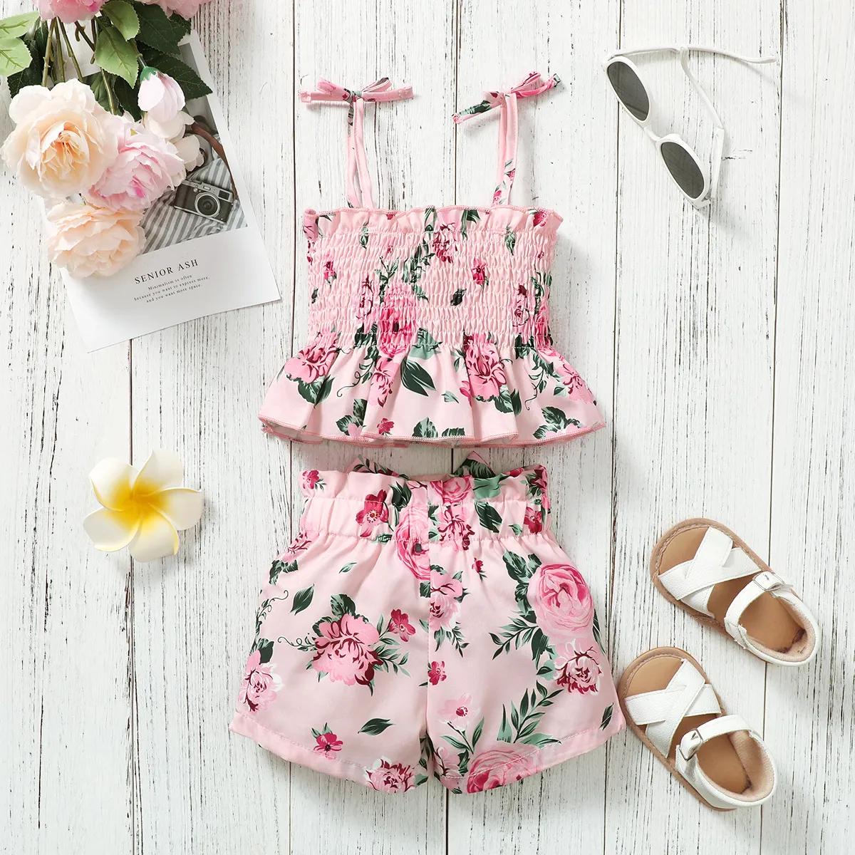 2pcs Baby Girl Allover Floral Print Shirred Cami Top and Bow Front Shorts Set  image 2