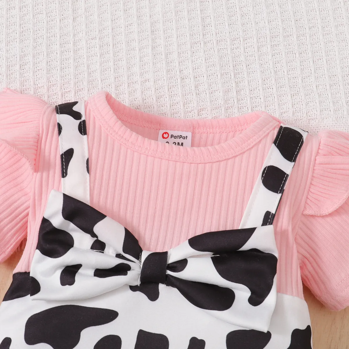 2pcs Baby Girl 95% Cotton Ribbed Ruffle Allover Cow Pattern Bow Decor Strappy Short-sleeve One-piece Jumpsuit & Headband Set Pink image 4