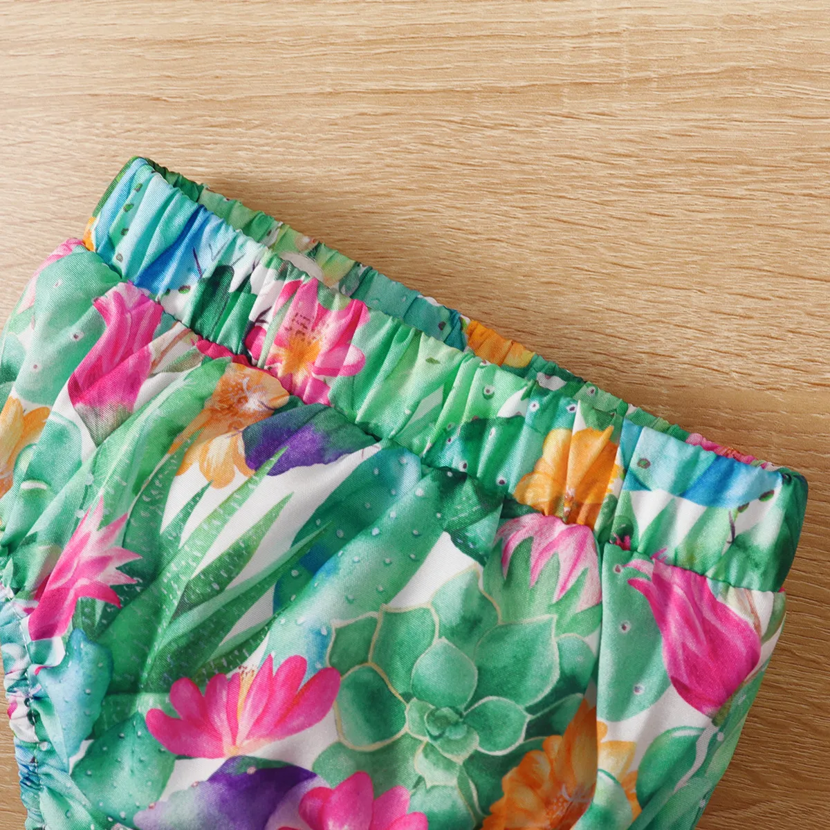 2pcs Baby Girl Bow Decor Slip Top and Allover Cactus Flower Print Shorts Set  image 6