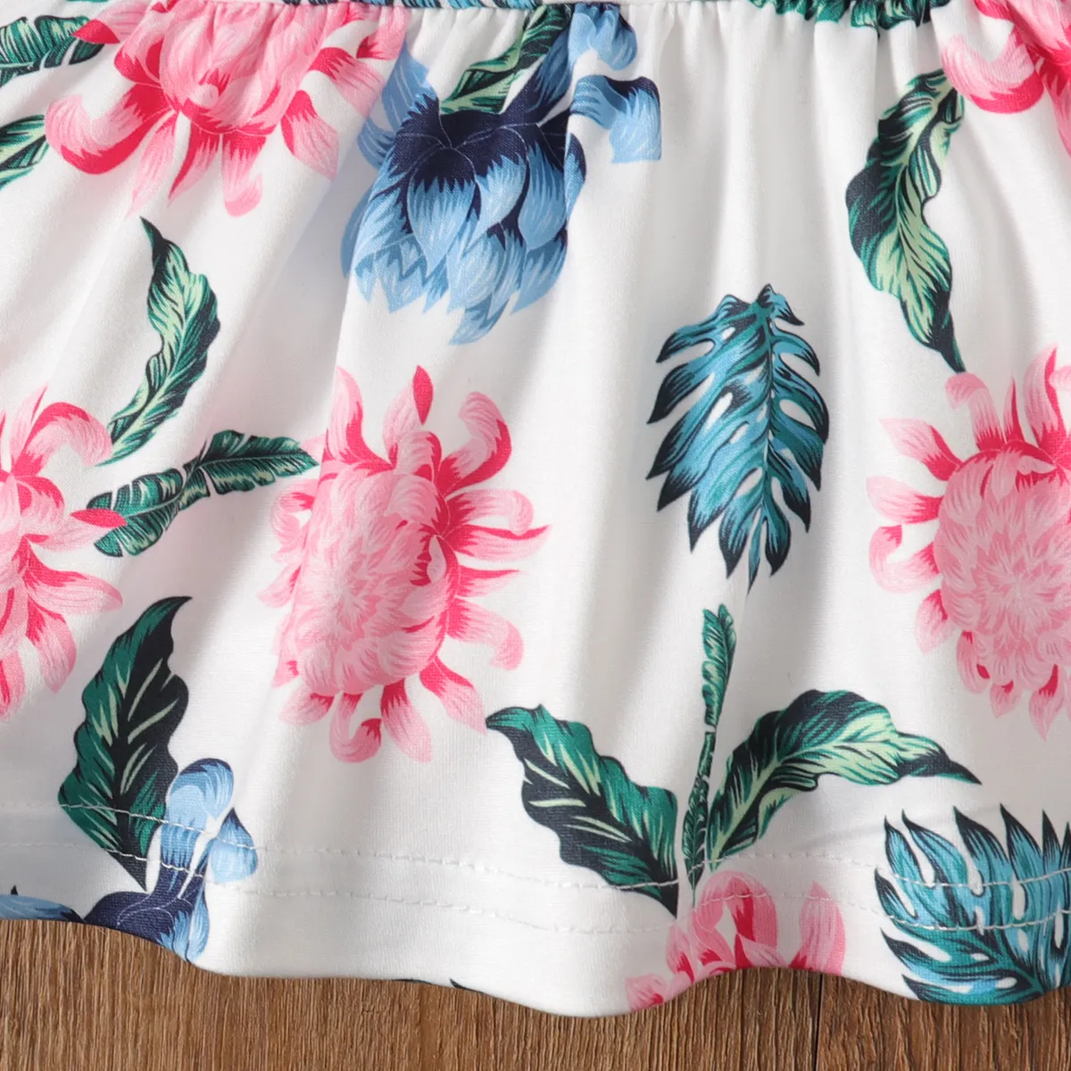 2pcs Baby Girl Allover Floral Print Short-sleeve Top and Ripped Denim Shorts Set  image 3