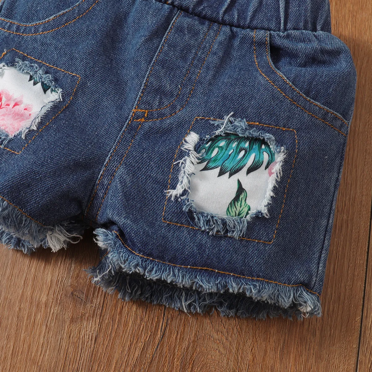 2pcs Baby Girl Allover Floral Print Short-sleeve Top and Ripped Denim Shorts Set  image 6