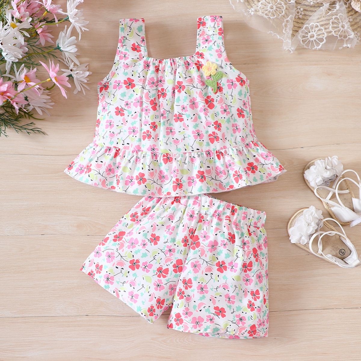 

2pcs Toddler Girl Allover Floral Print Sunflower Decor Tank Top and Shorts Set