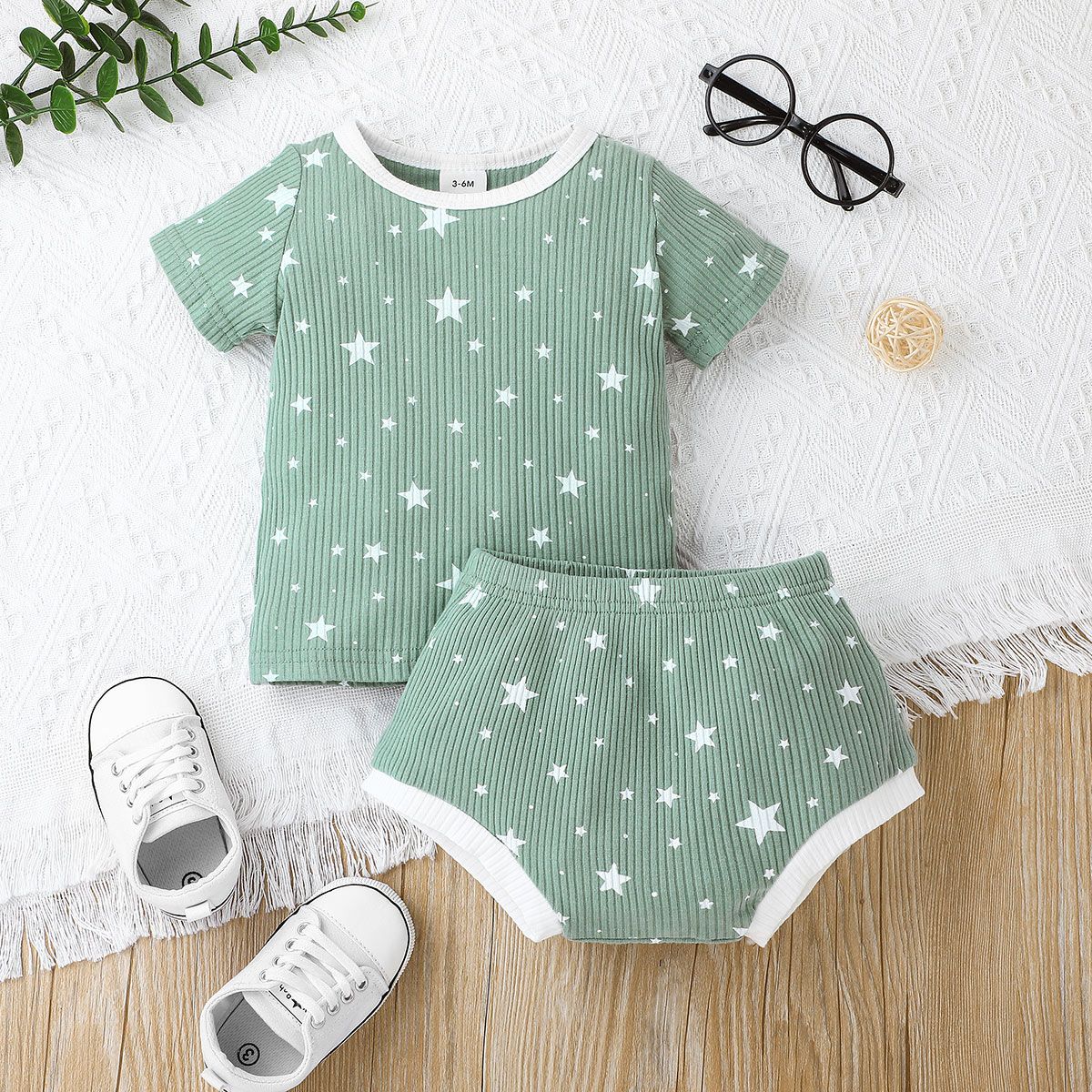 

2pcs Baby Boy/Girl 95% Cotton Ribbed Short-sleeve Sun/Moon/Stars Print Top and Shorts Set