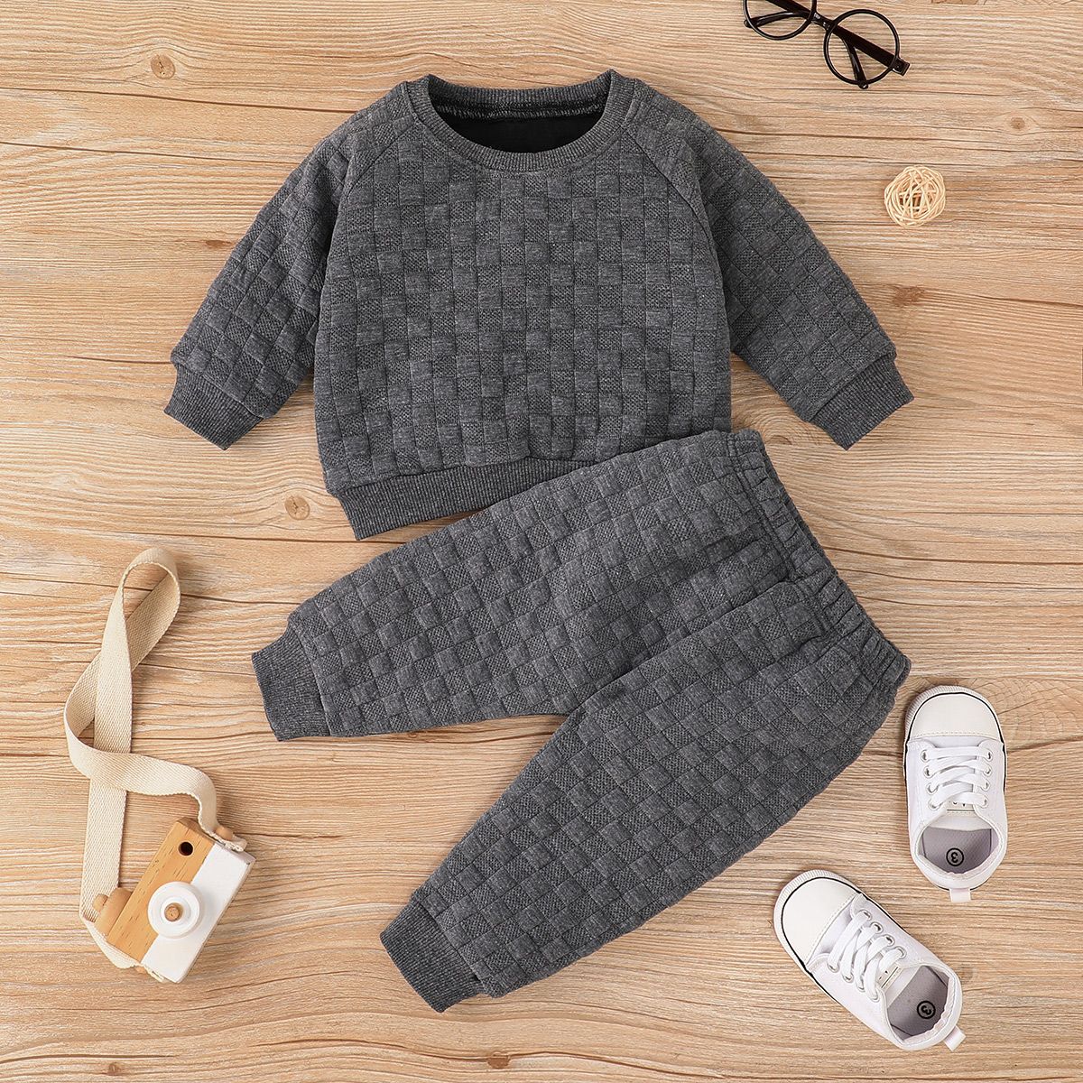 

2pcs Baby Boy Dark Grey Textured Long-sleeve Sweatshirt and Sweatpants Set