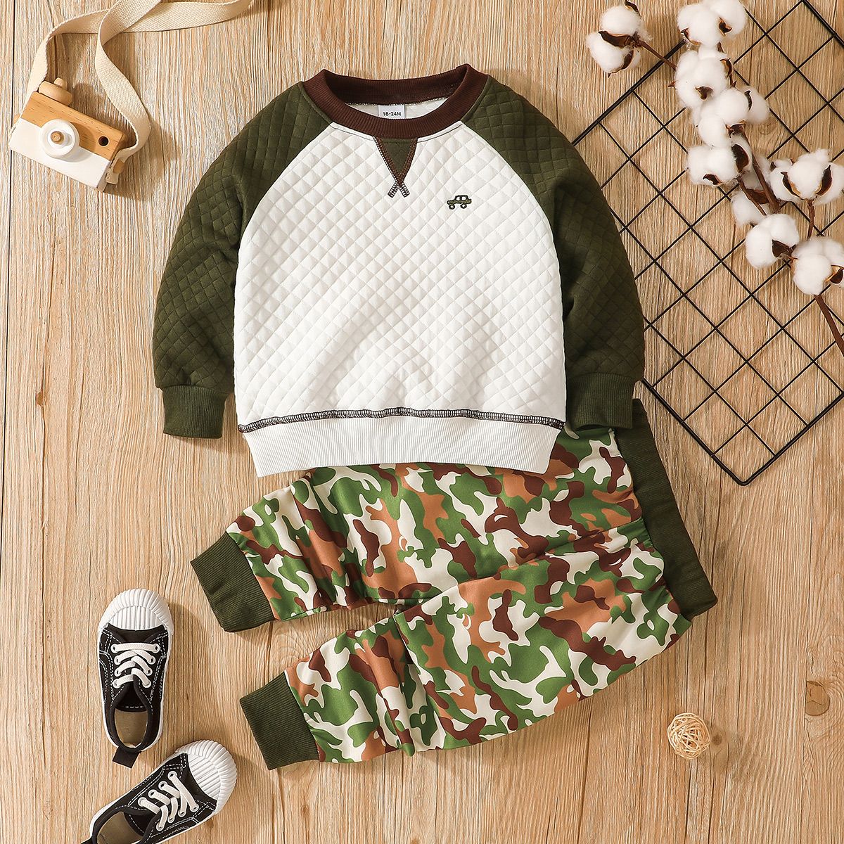 

2pcs Toddler Boy Trendy Car Embroidered Textured Sweatshirt and Camouflage Print Pants Set