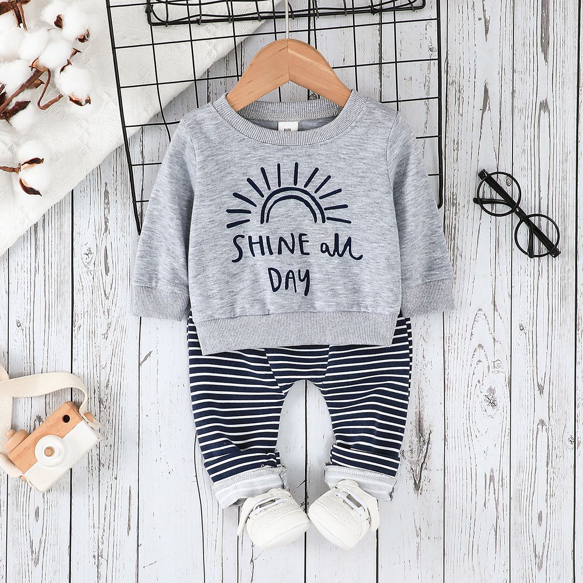 

2pcs Baby Boy Long-sleeve Graphic Sweatshirt and Striped Pants Set