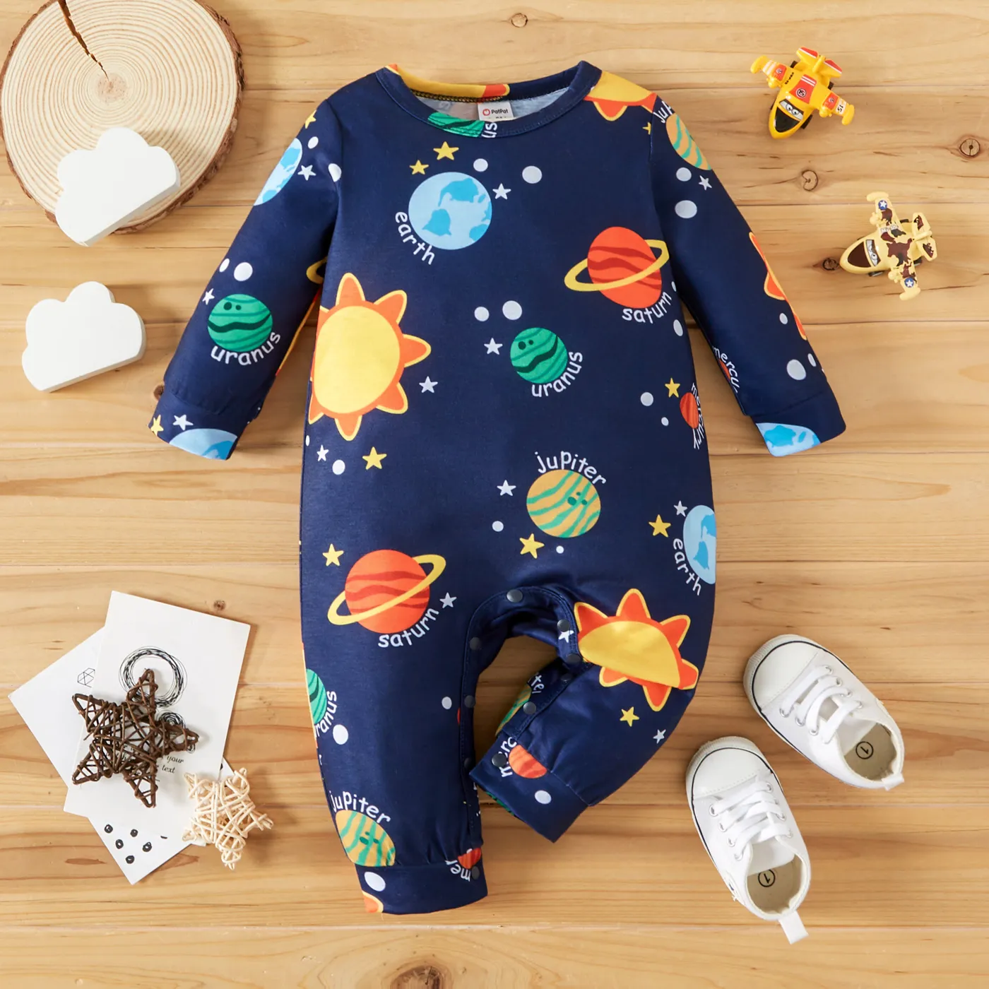 男嬰遍布太陽系行星和字母印花深藍色長袖連身衣