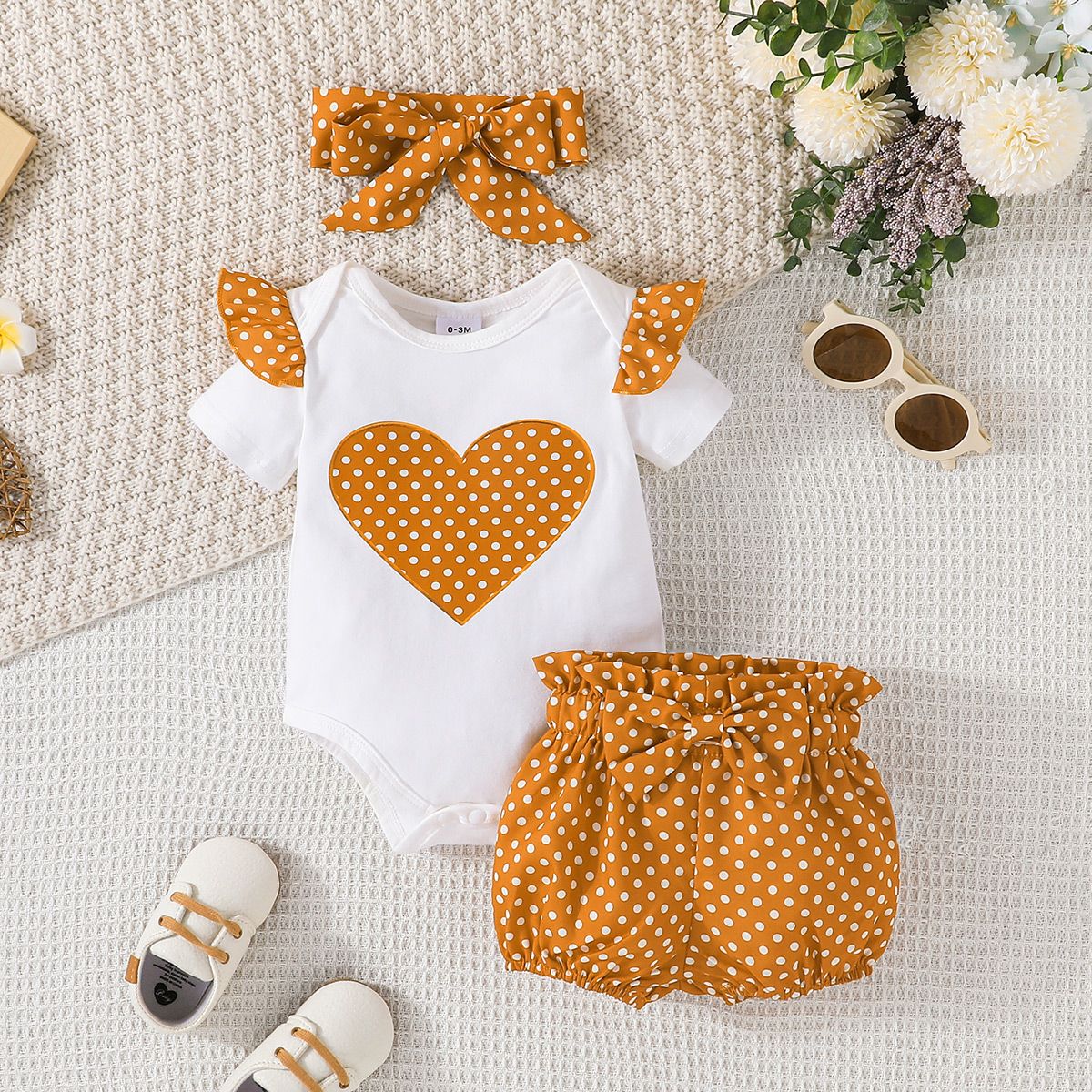 

3pcs Baby Girl 95% Cotton Heart Graphic Ruffle Short-sleeve Romper and Polka Dots Bloomer Shorts & Headband Set