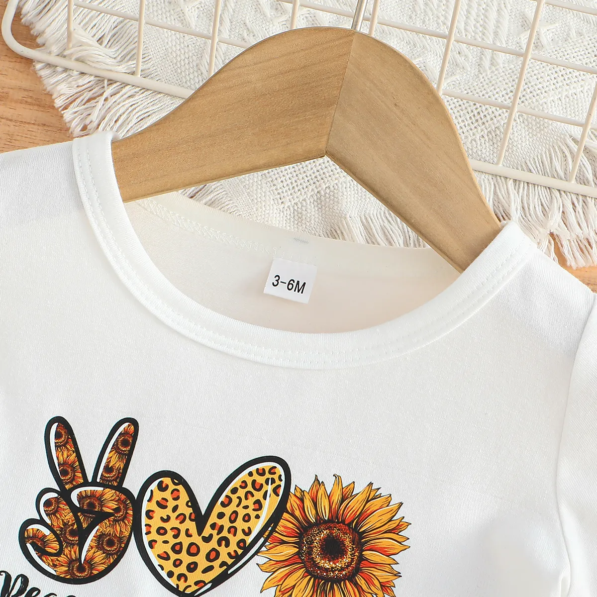 2pcs Baby Girl Sunflower Print Short-sleeve Tee and Flared Pants Set OffWhite image 3