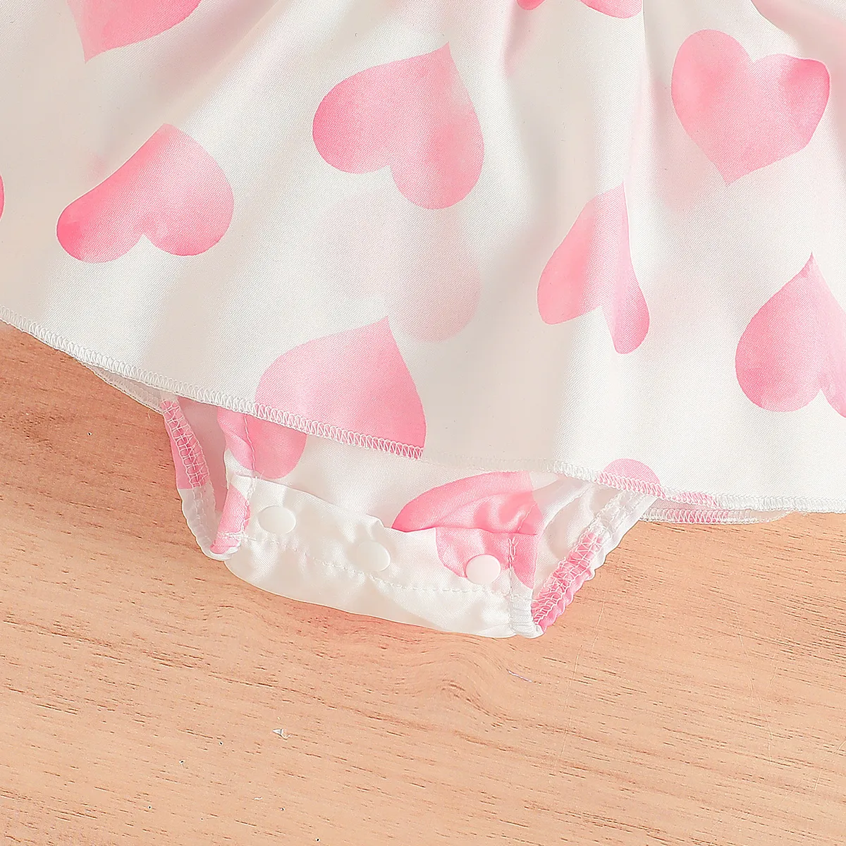 2pcs Baby Girl Allover Heart Print Flutter-sleeve Romper and Headband Set Pink image 6
