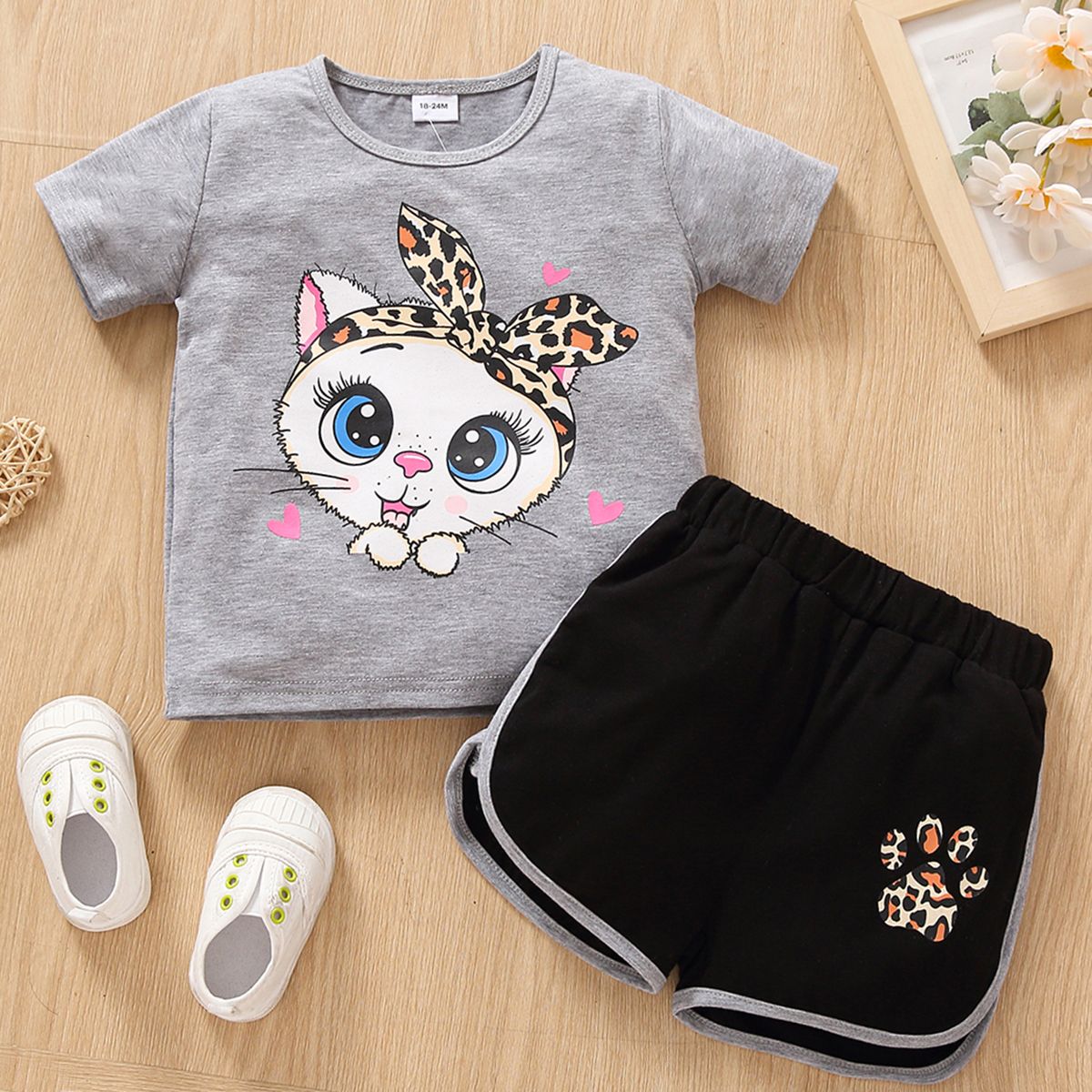 

2-piece Toddler Girl Cute Cat Print Grey Tee and Leopard Print Paw Pattern Dolphin Shorts Set