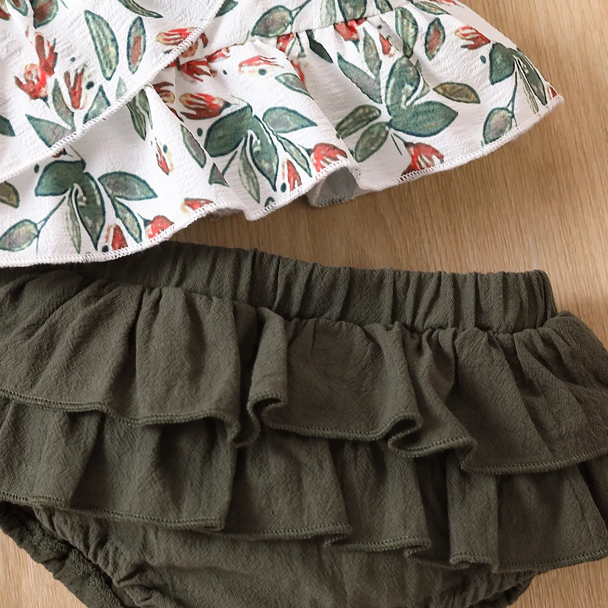 2pcs Baby Girl 100% Cotton Pleated Shorts & Plant Floral Print Ruffled Tank Top & Headband Set  Green image 6